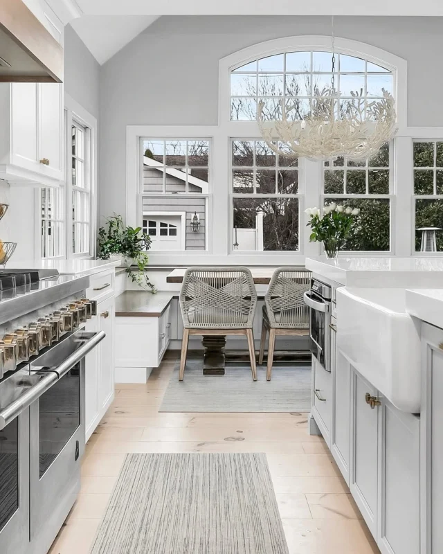 built-in-breakfast-nook